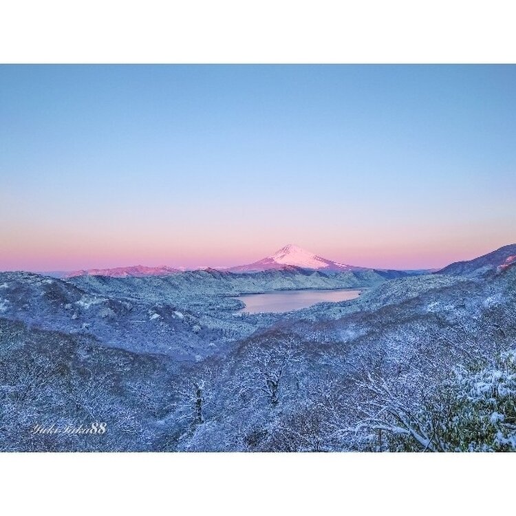 雪山の風景写真 雪山の景色の写真 - 無料の高画質写真をダウンロード | Freepik