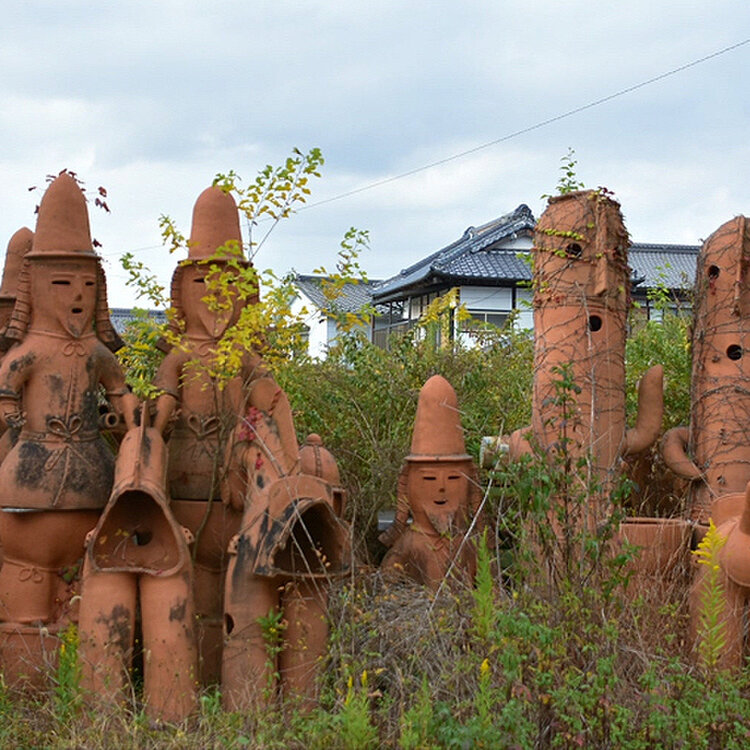 埴輪 960px-瀬戸ヶ谷古墳_靫形埴輪_(J