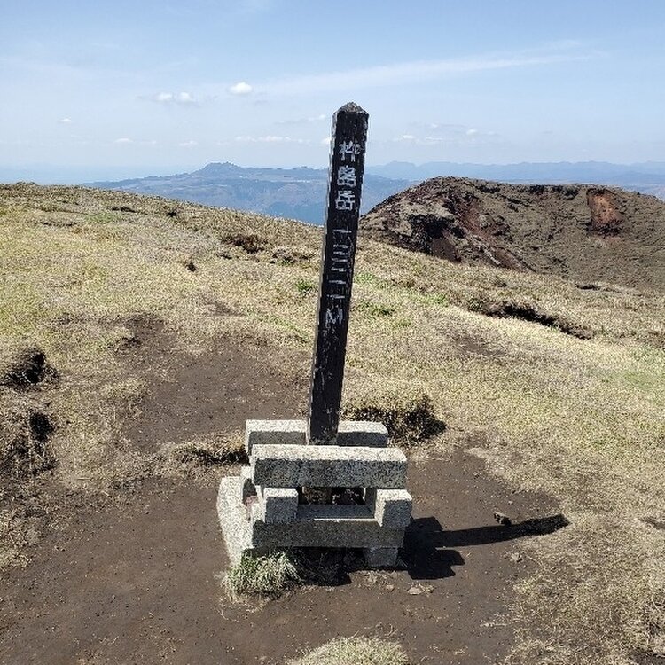 加藤八洲　 阿蘇外輪山 阿蘇外輪山の元牧野に開発されたメガソーラー（手前）。奥は阿蘇
