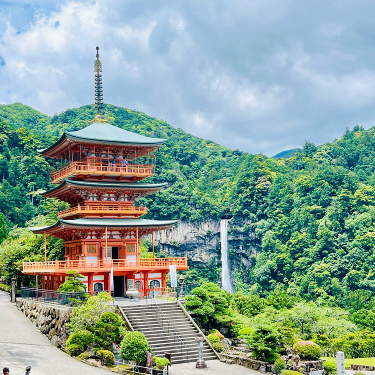 風景画　寺の風景「熊野・青岸渡寺」熊野古道　油絵 F4号　フレーム付き 青岸渡寺三重塔と那智の滝[02450001356]の写真・イラスト素材