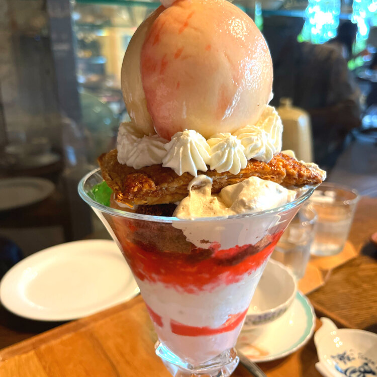 初売り旅行 くまさんが乗っているオレンジパフェ （山梨のさくらんぼを使っ その他