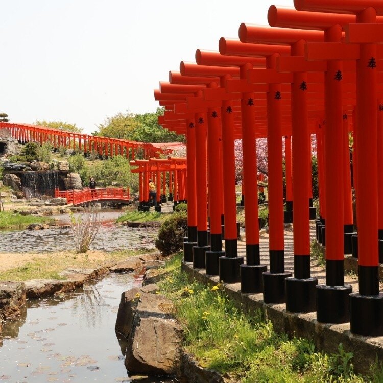 千本裕三、【紅葉の境内（談山神社）】、希少な大判額装用画集より、美品、日本人画家 日本の美しい景色 青森県つがる市の高山稲荷神社 迫力の千本鳥居
