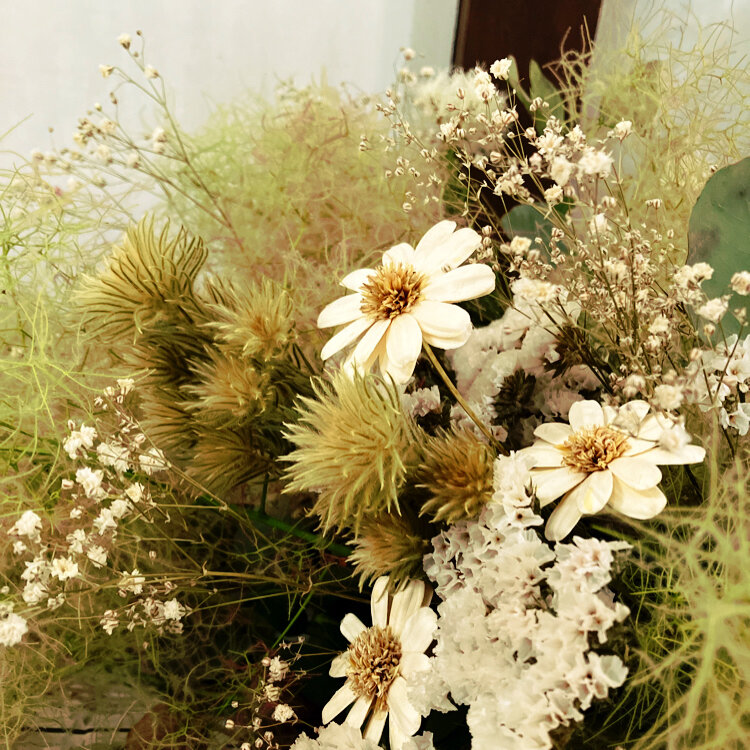 幻想的なスモークツリーとフィリカ、かすみ草のナチュラルリース 幻想的なスモークツリーとフィリカ、かすみ草のナチュラルリース