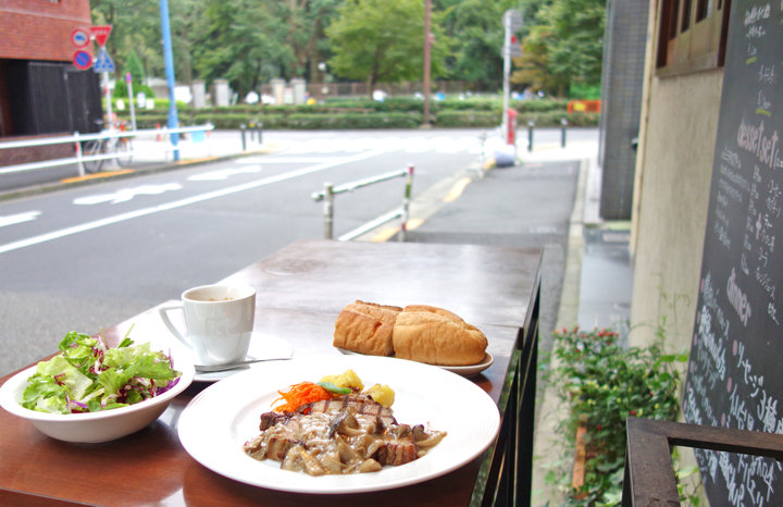 紅葉が見頃の新宿御苑からすぐ。ワイン片手に楽しみたい、スペインバル「バルペロタ」のランチ