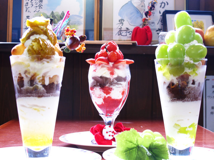 果物タワー盛りの贅沢パフェをリーズナブルに♪ 秋田県角館町の老舗青果店「さかい屋」