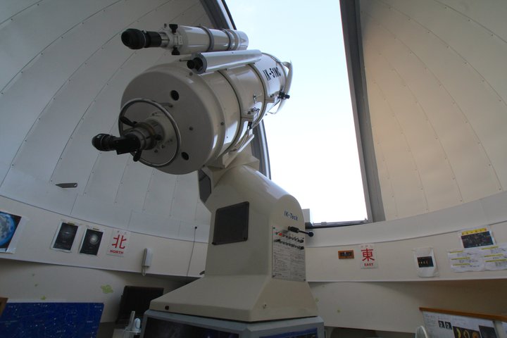 自慢の巨大な望遠鏡。昼間の星も観測できます