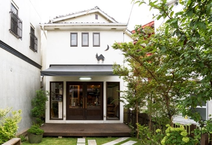 鎌倉 由比ヶ浜通りにオープン おしゃれなゲストハウスと人気のおそば屋さん ことりっぷ