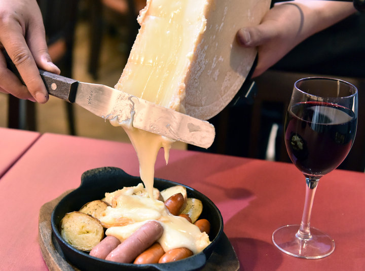 目の前でとろ～りあつあつチーズをかける“ラクレット”が人気。千駄ヶ谷の肉バル「ADONE」 ｜ ことりっぷ