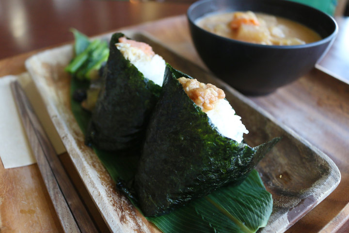 握りたてのおむすびと、心も身体もほっこりの豆乳スープであったかごはんを