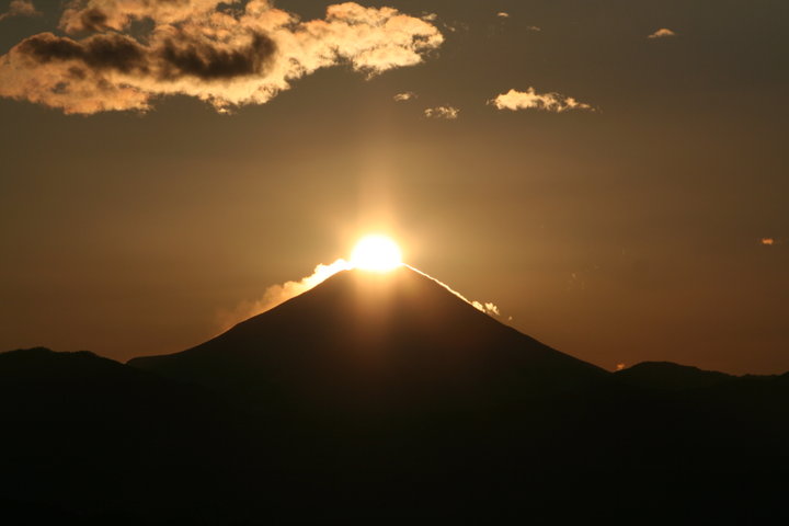 一年で一度だけ 高尾山の冬の絶景 ダイヤモンド富士とあったかグルメ ことりっぷ