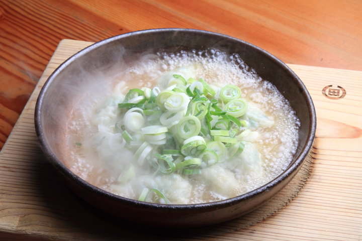 スープで餃子をぐつぐつ♪土鍋でいただく福岡の冬の風物詩「炊き餃子」