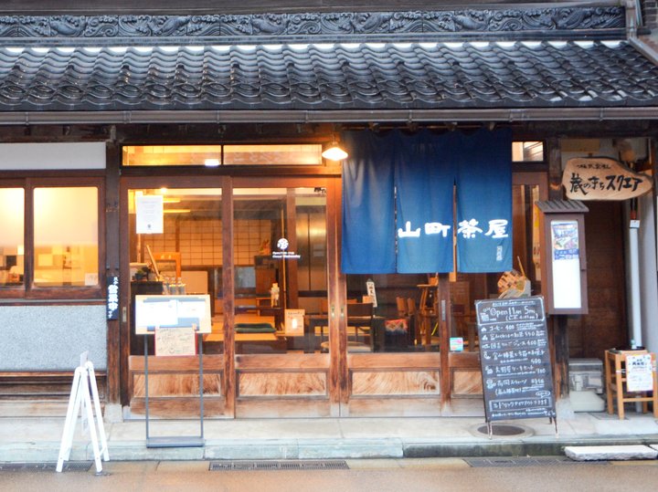 老舗の和スイーツに舌鼓♪日本庭園を眺めてくつろげる、富山の町屋カフェ「山町茶屋」