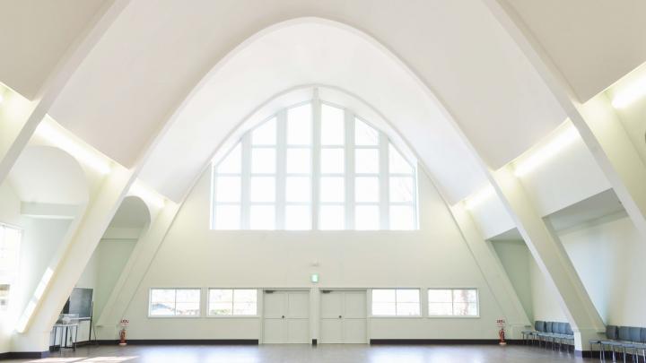 建築の美しさを生かした港町のくつろぎ美術館