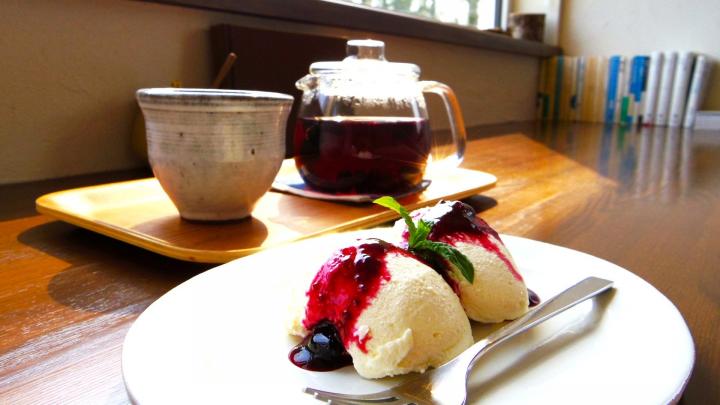 広大な畑の中にある古民家カフェでスイーツを