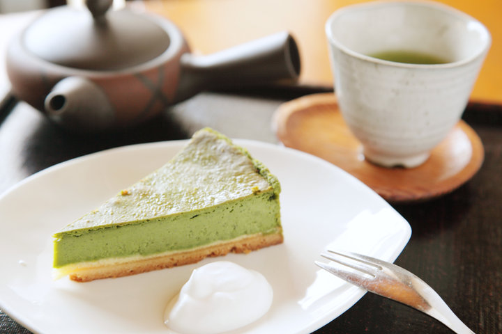 ほろ苦濃厚。大人の抹茶チーズケーキがいただける、静岡の「和CAFE 茶楽」