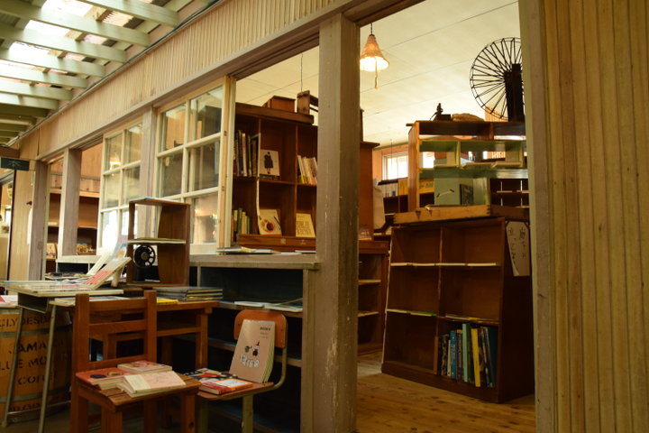 山のなかの小学校を改装した「Bookcafe kuju」でひと休み