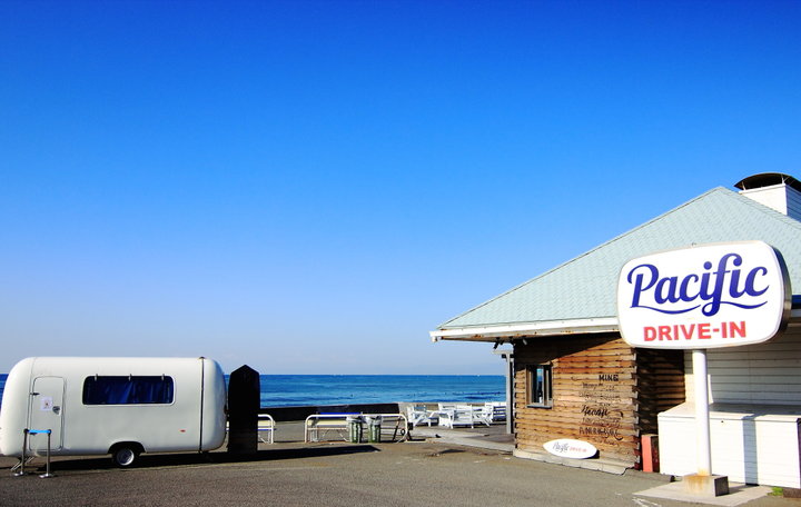 目の前は太平洋！ ハワイアンフードが人気の、七里ヶ浜「Pacific DRIVE-IN」