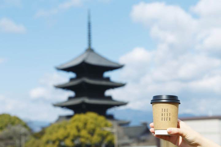 京都・五重塔を眺めながらコーヒーが楽しめるホステル&カフェ