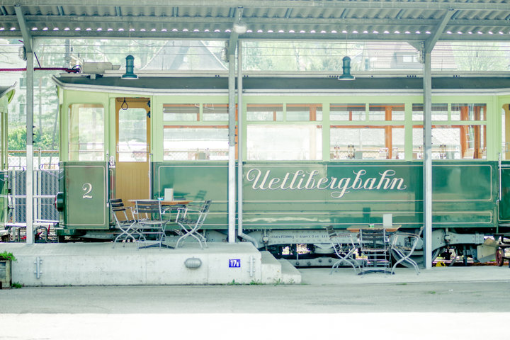 食堂車の雰囲気でランチを楽しめる、レトロ列車カフェ