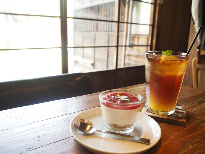 縁側で初夏の風を感じながらほっとひと息。東京・池上の古民家カフェ「蓮月」