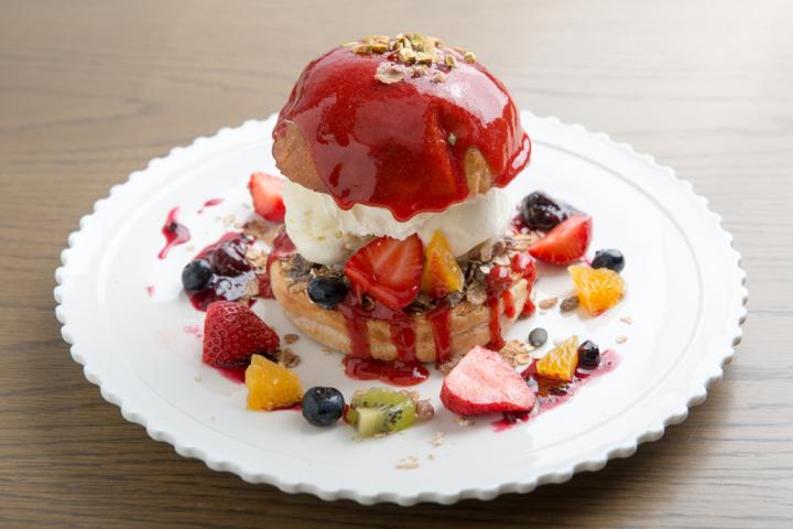甘いソースや果物で彩られた新感覚スイーツ「アイスクリームバーガー」が登場