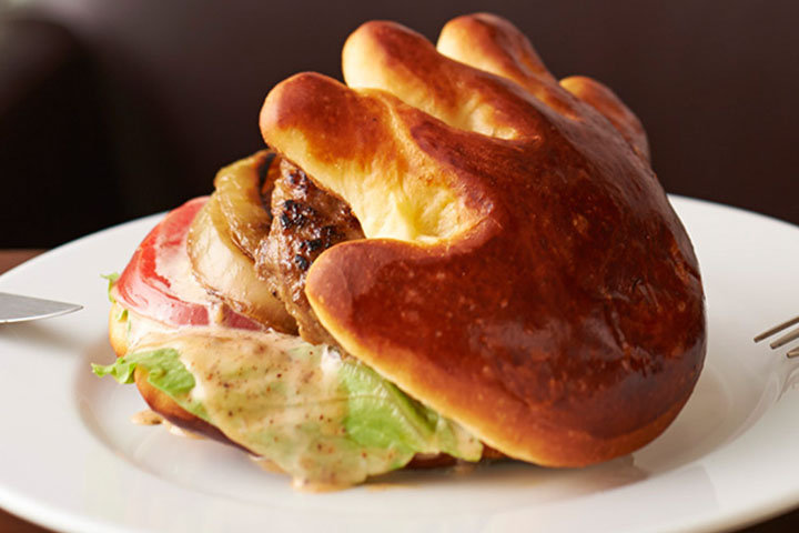 恵比寿のビストロカフェで、大きな手の形をした100%和牛のハンバーガーを!