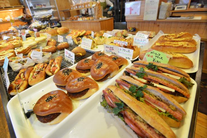 140種以上の焼きたてパンが、並べるそばから売れてゆく人気店