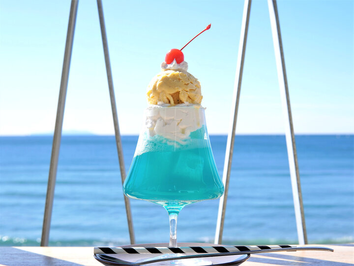【七里ヶ浜】青い海が目の前に広がるテラス「Windera Cafe」