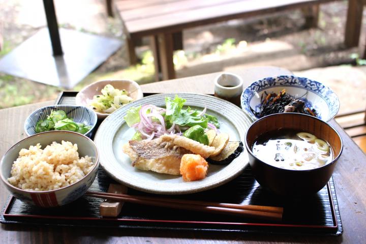 古民家の縁側で味わう、しみじみおいしい一汁三菜ごはん ｜ ことりっぷ