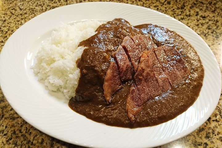 毎週食べても飽きない！心斎橋で隠れ家的「江洲あぶらや」のステーキカレー