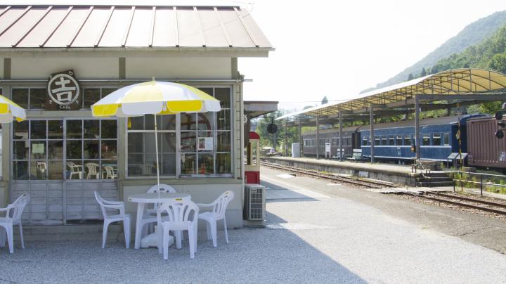 駅舎をリノベーション♪のどかなエキナカ・カフェ「まる吉」