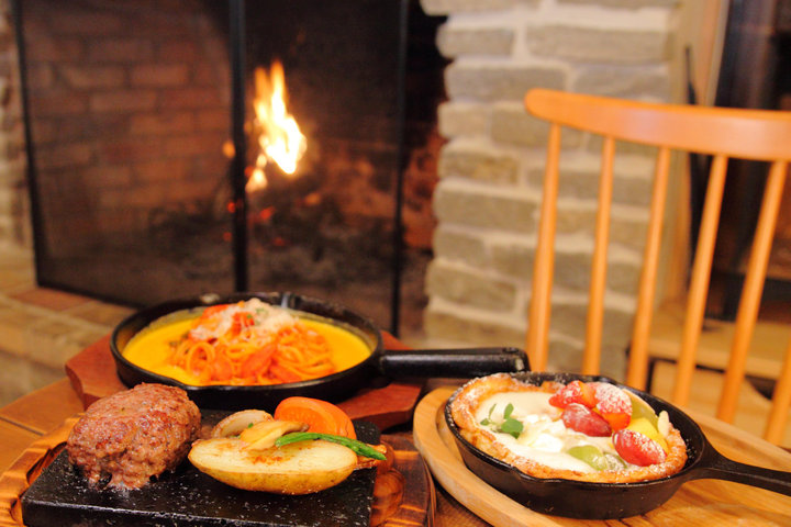 あったか空間でスキレット料理を。薪ストーブのお店がいとなむ「エントツ ビストロ & カフェ」
