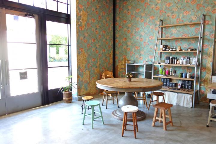 倉庫をリノベーションした住宅街の隠れ家カフェ♪ラテと手作りスイーツを召し上がれ