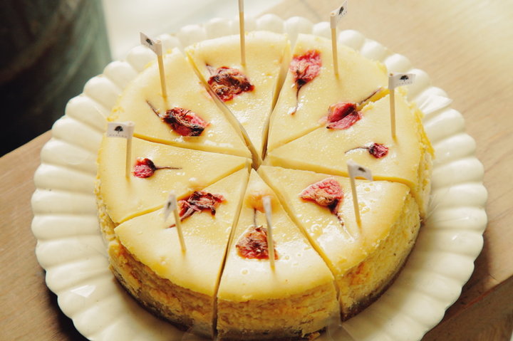春限定 桜のチーズケーキが大人気 ゆったり時間が流れるカフェ 赤羽 アンズトモモ ことりっぷ