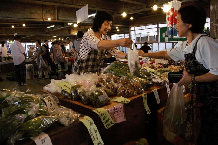 東伊豆・稲取・港の朝市を訪ねてみました。