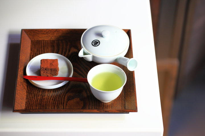 お茶と洋菓子でひと息つけるカフェスペース