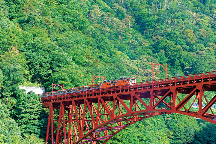 この夏はマイナスイオンに包まれる黒部峡谷&北アルプスへ。レトロなトロッコ電車で巡る絶景旅