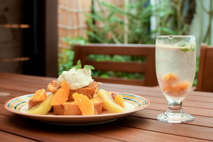 鎌倉の花屋カフェで、緑に囲まれながら丁寧に作られたスローフードを