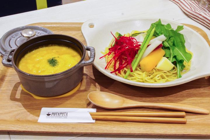 野菜ポタージュのヘルシーつけ麺が味わえる♪カフェのようなラーメン専門店