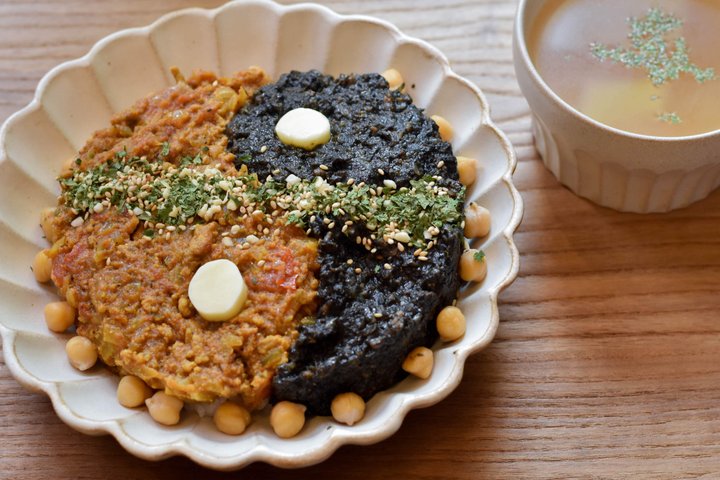 満月カレーや金箔キーマカレーも！ 下北沢にオープンしたユニークな専門店「他力本願寺咖哩」