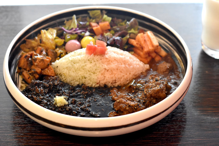 カラフルなうずらの卵×2種類のカレー。店主のこだわりが詰まったスペシャルカレーを下北沢で♪