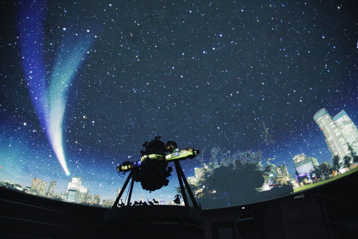 都内のお寺でプラネタリウム!? 天文家の住職によるライブ解説に予約殺到の「プラネターリアム銀河座」