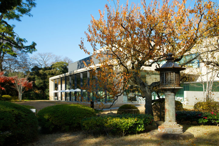 東京都庭園美術館で、アートとともに紅葉鑑賞