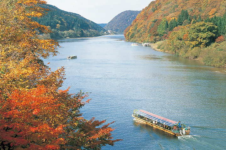 最上川を舟下り。自然に包まれた最上峡で癒しの時間を ｜ ことりっぷ