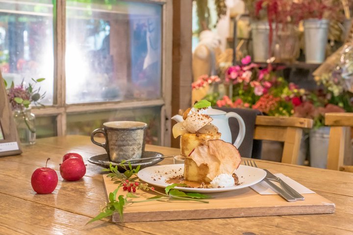 花に囲まれて暮らす幸せを味わえるカフェ＆ショップ「VERT DE GRIS」