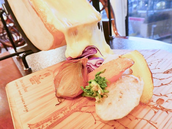 十勝産チーズと野菜たっぷりのとろ〜りラクレットチーズを。北海道「チーズカフェ バイ ミリオンサンテ」