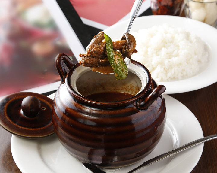 スパイシーな香りがあふれ出す！　ココットカレーが人気の洋食店、日本橋「紅花別館」