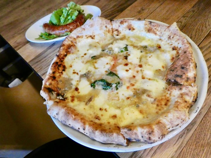 4種のチーズが味わえる石窯ピザが人気。酪農王国・十勝のチーズ