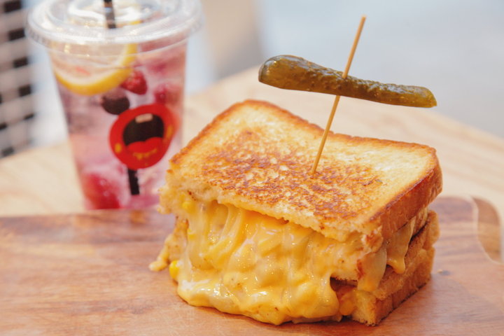 カリカリ食パンからチーズが溢れ出す！　韓国発のトースト店、原宿「TOAST LUCK」