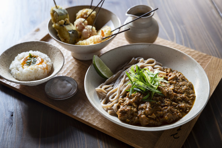 京都･烏丸四条にオープン！スパイスたっぷりのカレーといただく、こだわりのうどん処「くをん」